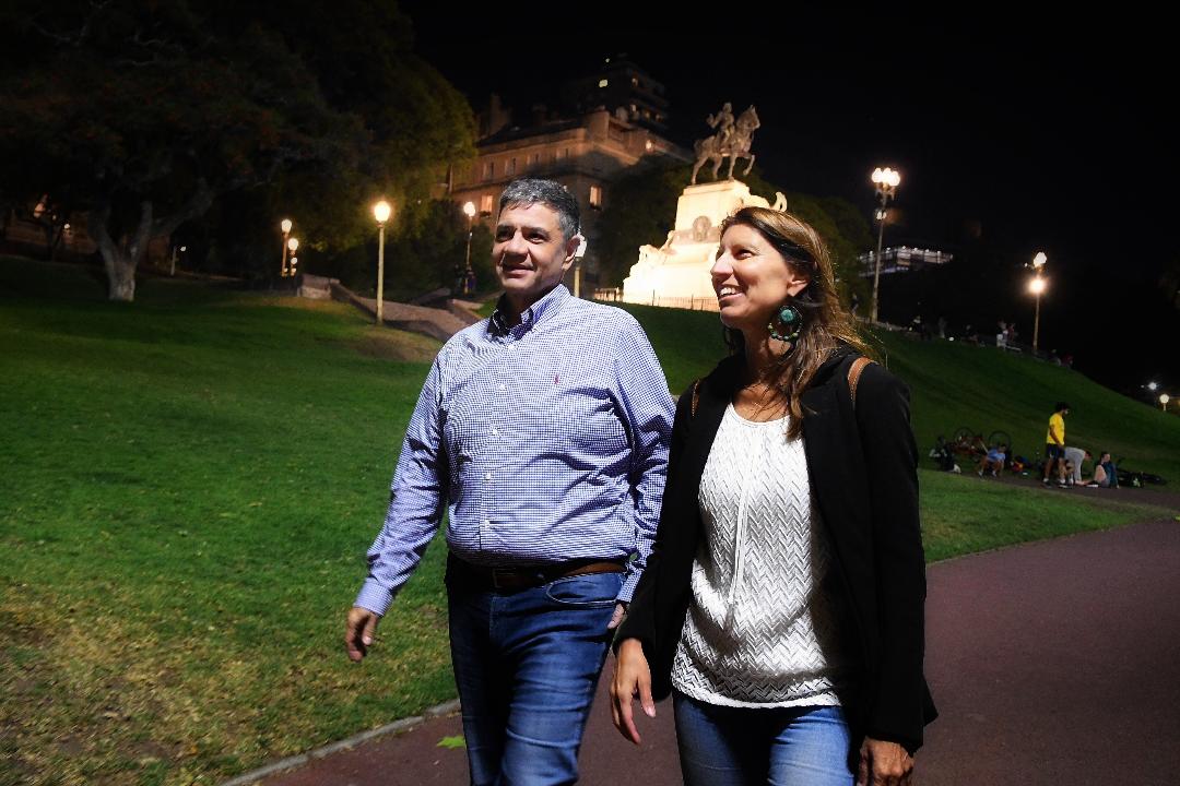 Más seguridad y cuidado con el ambiente: La Ciudad suma nuevas luminarias en barrios y plazas