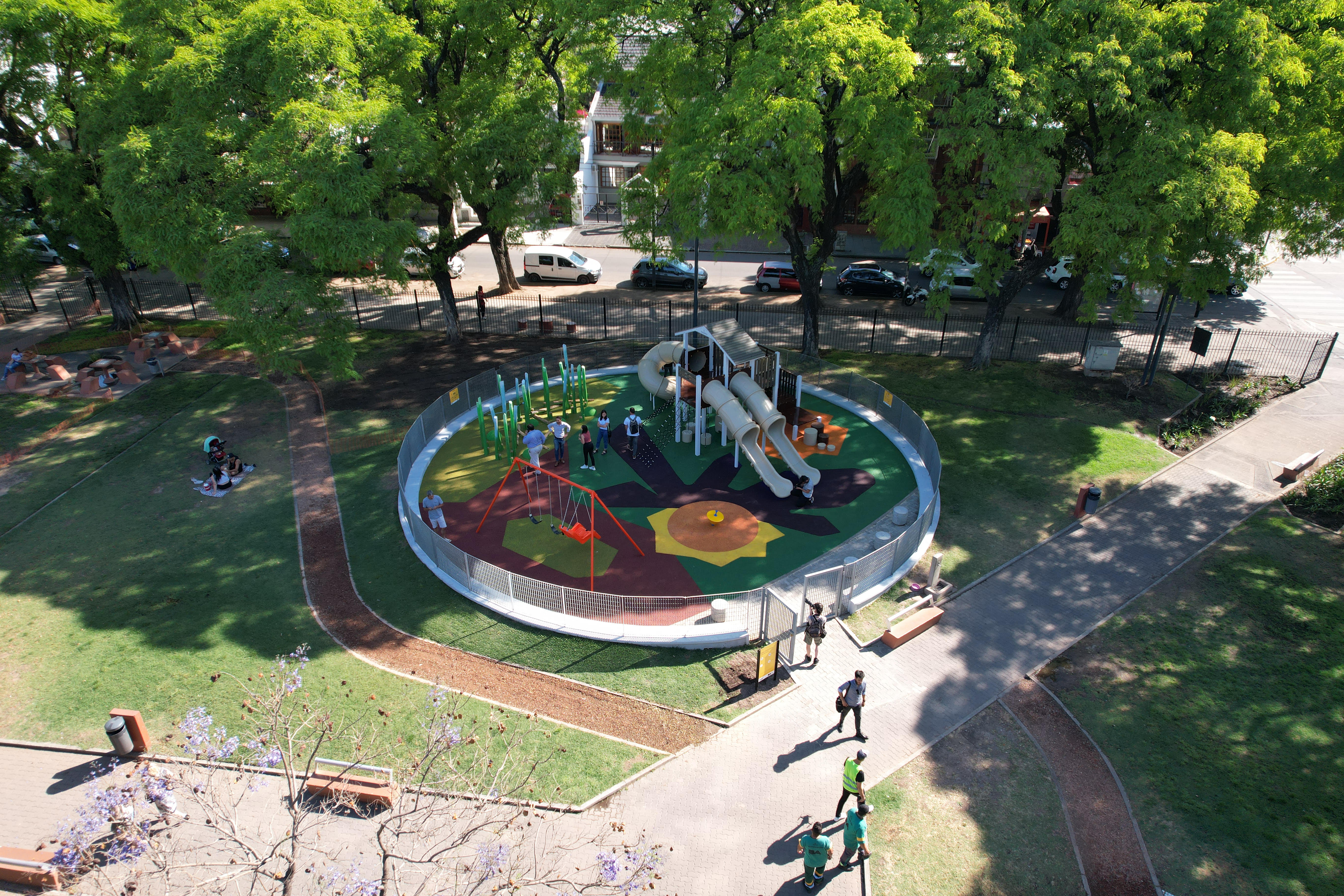Se inauguró el patio de juegos en la Plaza Sudamérica con un diseño más innovador, inclusivo y seguro
