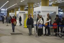 Gente haciendo cola para subir a una combi