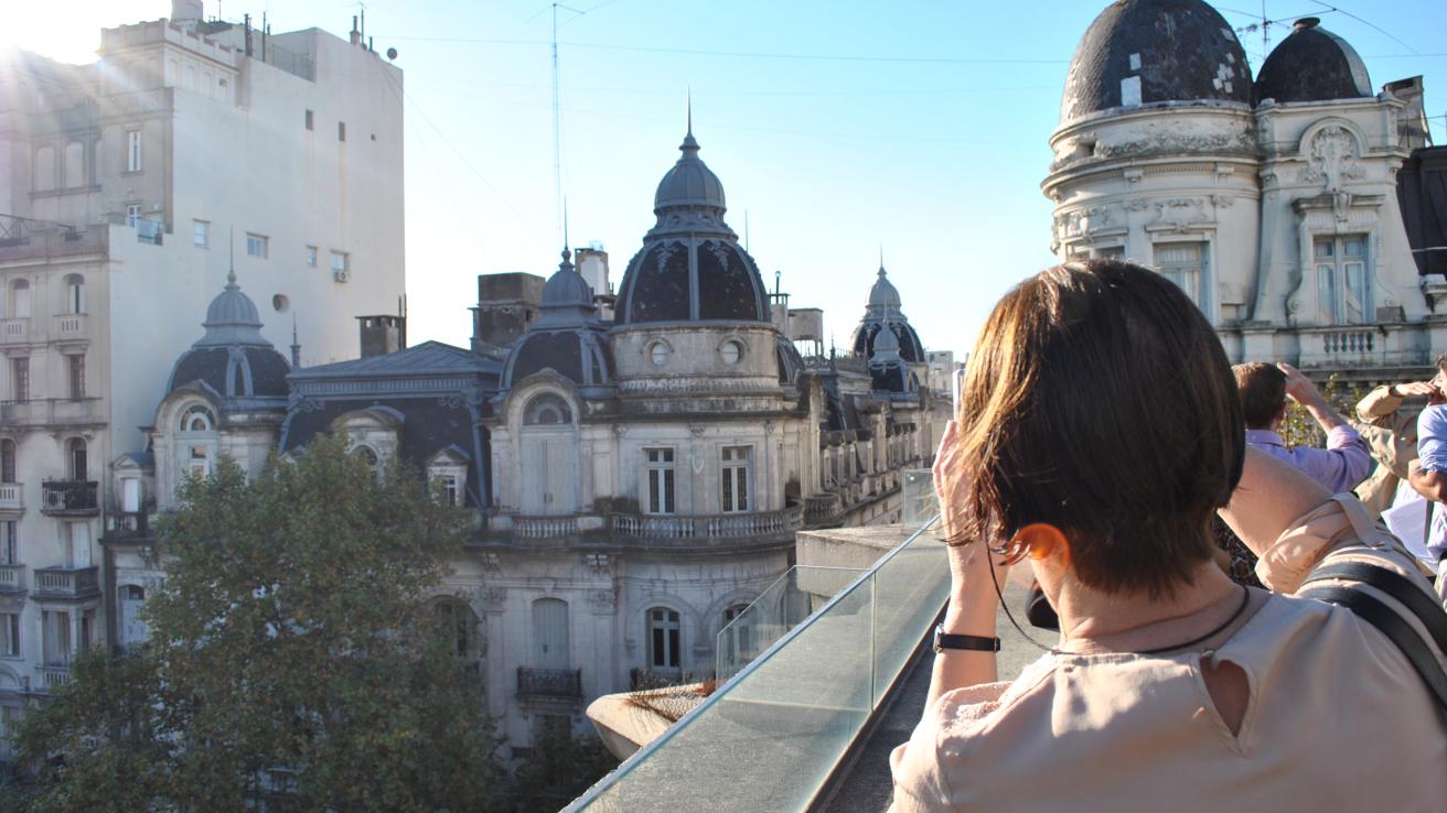 Persona sacando una foto a la vista de la ciudad desde el mirador cassara 