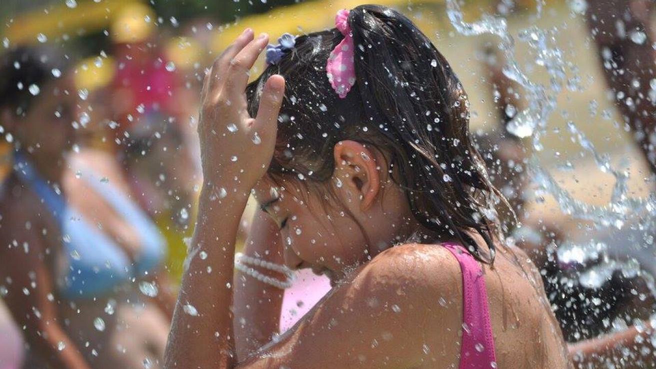 niña jugando con agua