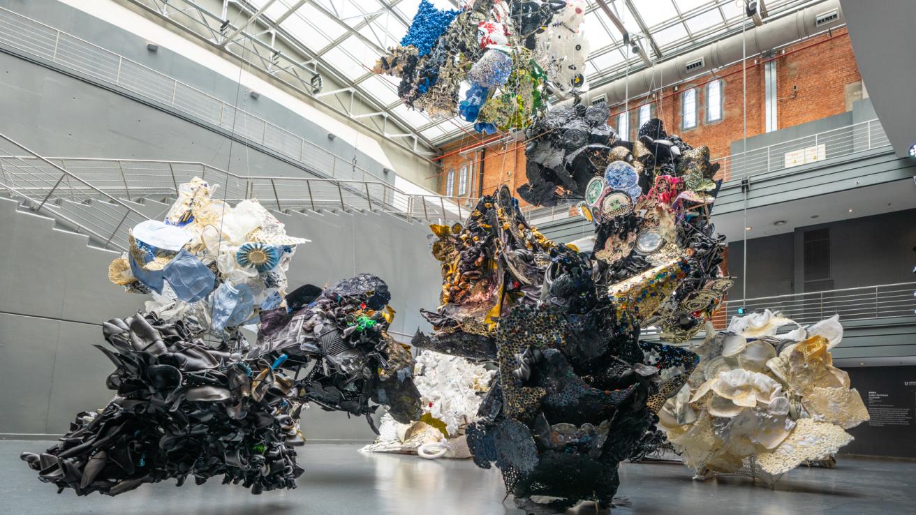 instalación con materiales reciclados en foyer de la usina