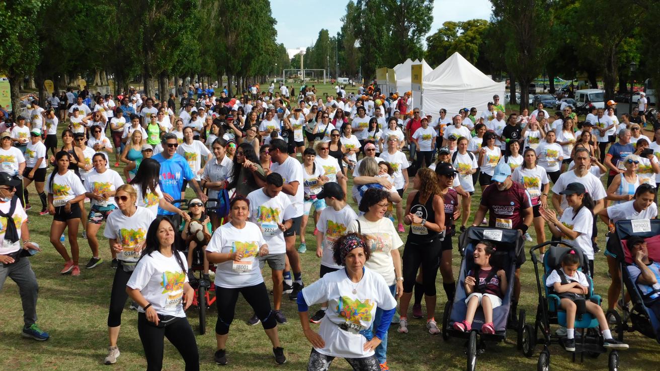 Fotografia tomada en primer plano de participantes en el calentamiento 