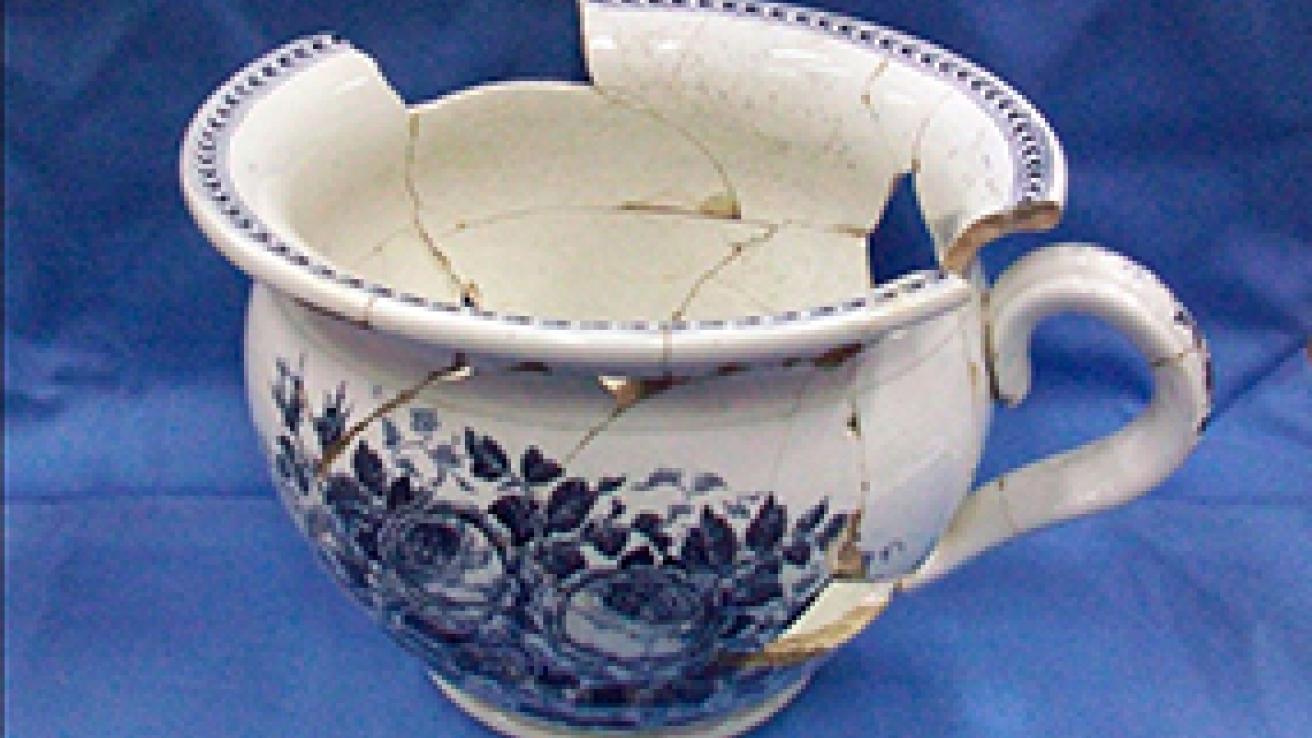 vasija rota antigua, resto arqueologico 