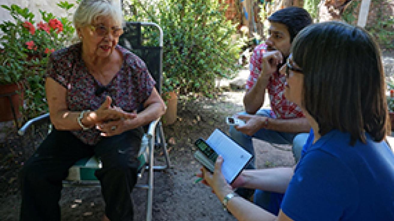 Personas sentadas hablando 