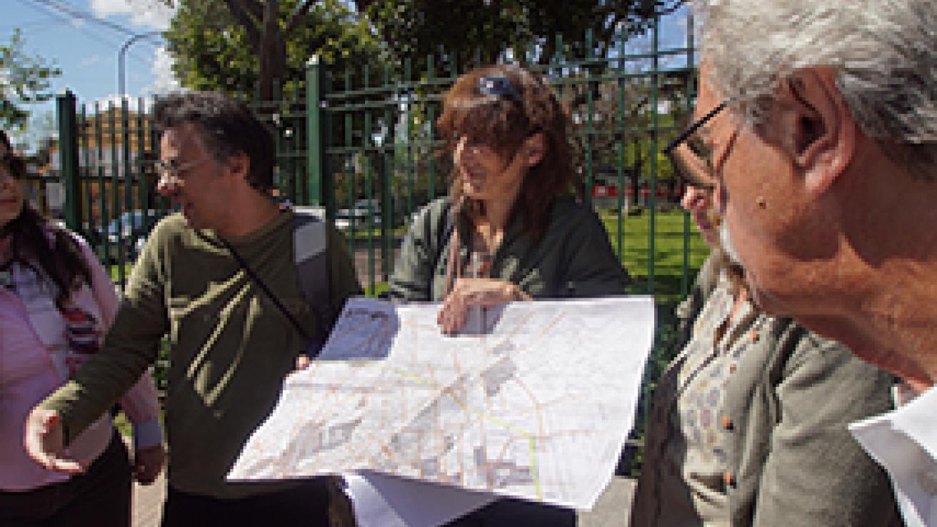 gente mostrando un mapa a otras personas 