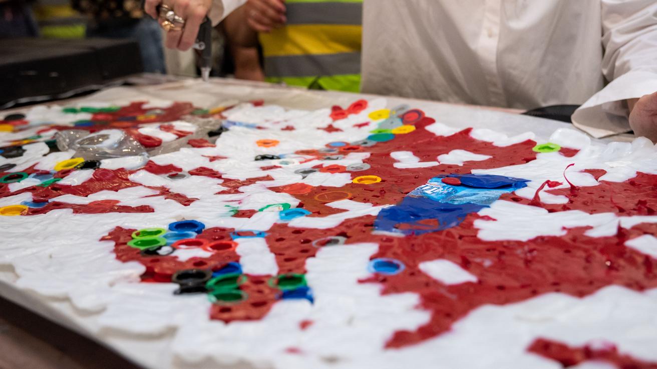 persona haciendo actividades con materiales reciclados