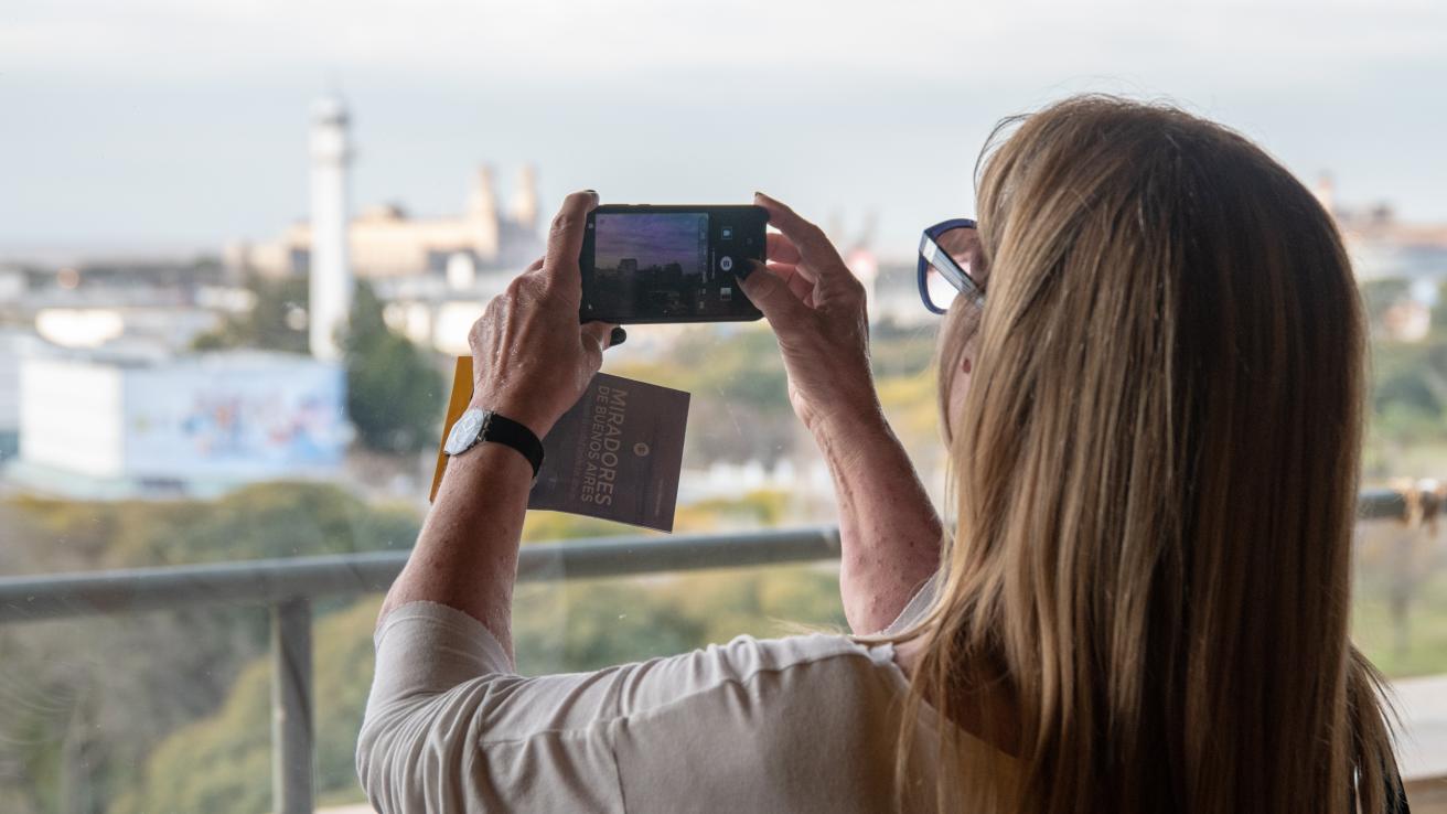 Mujer sacando una foto a la vista desde la altura en el ACA 