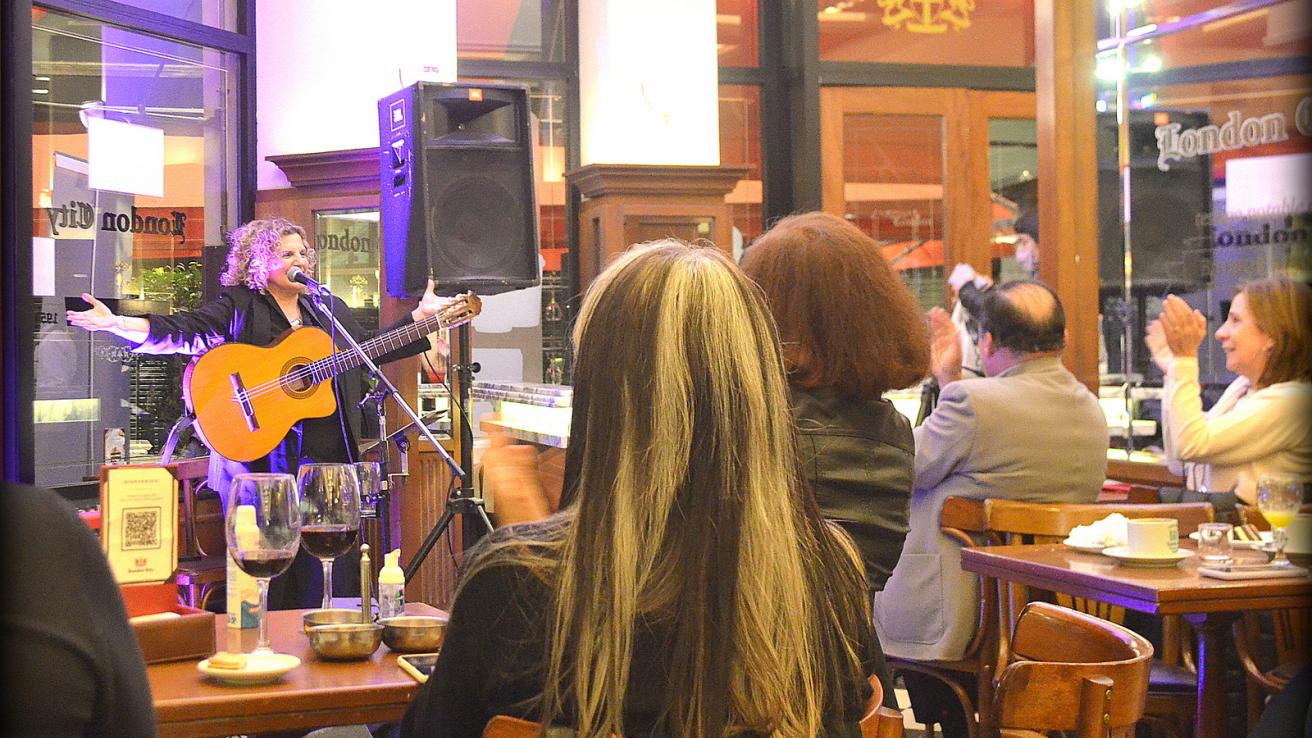 grupo musical actuando en un bar