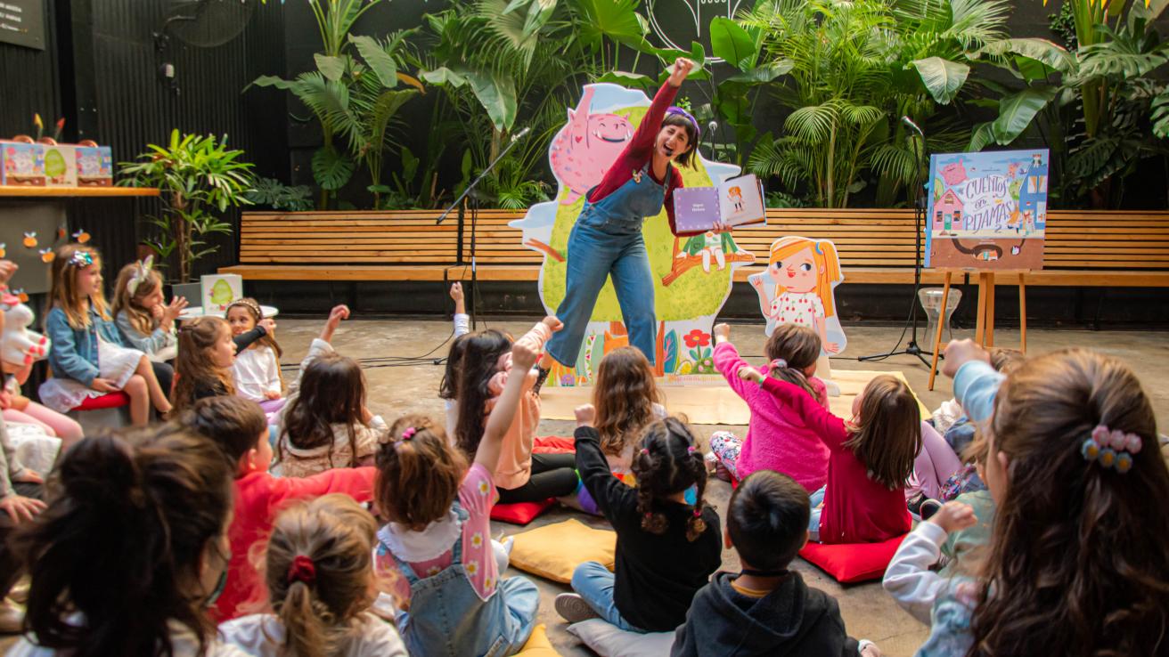 Show infantil de cuentos en pijama con niños en un patio