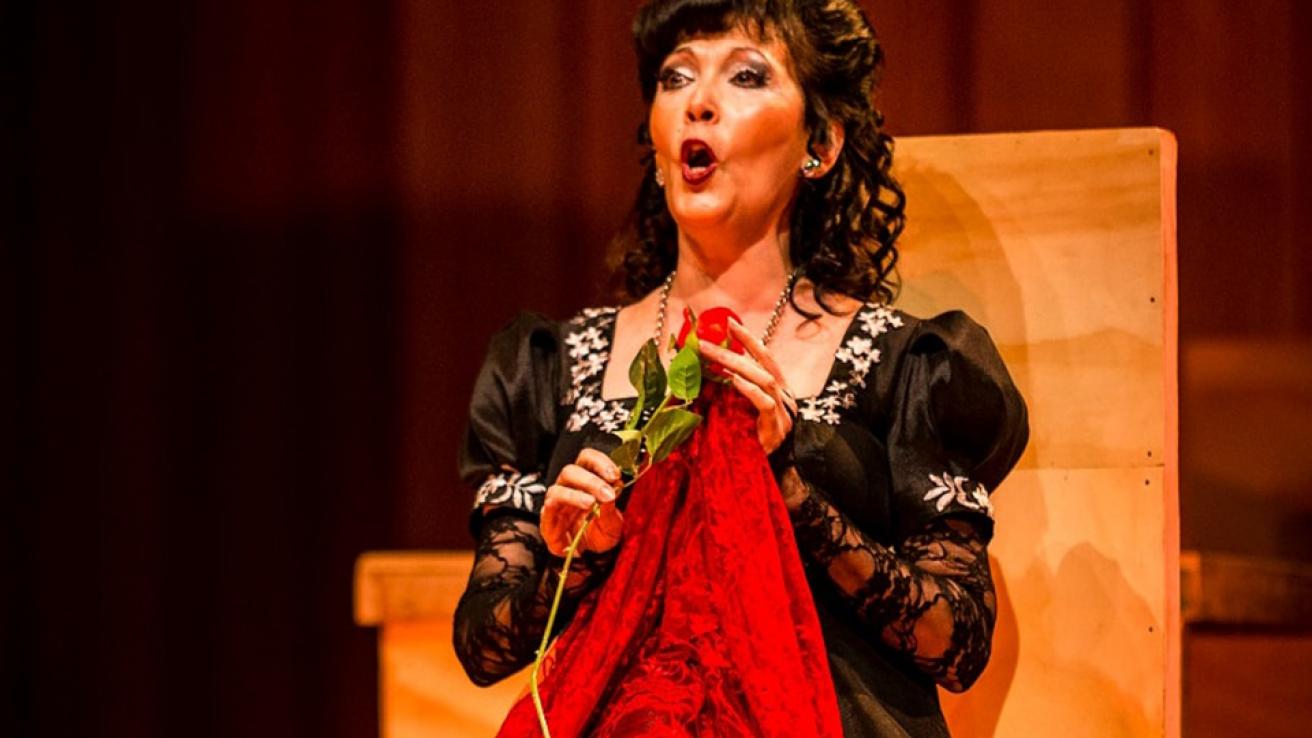 Graciela de Gyldenfeldt cantando