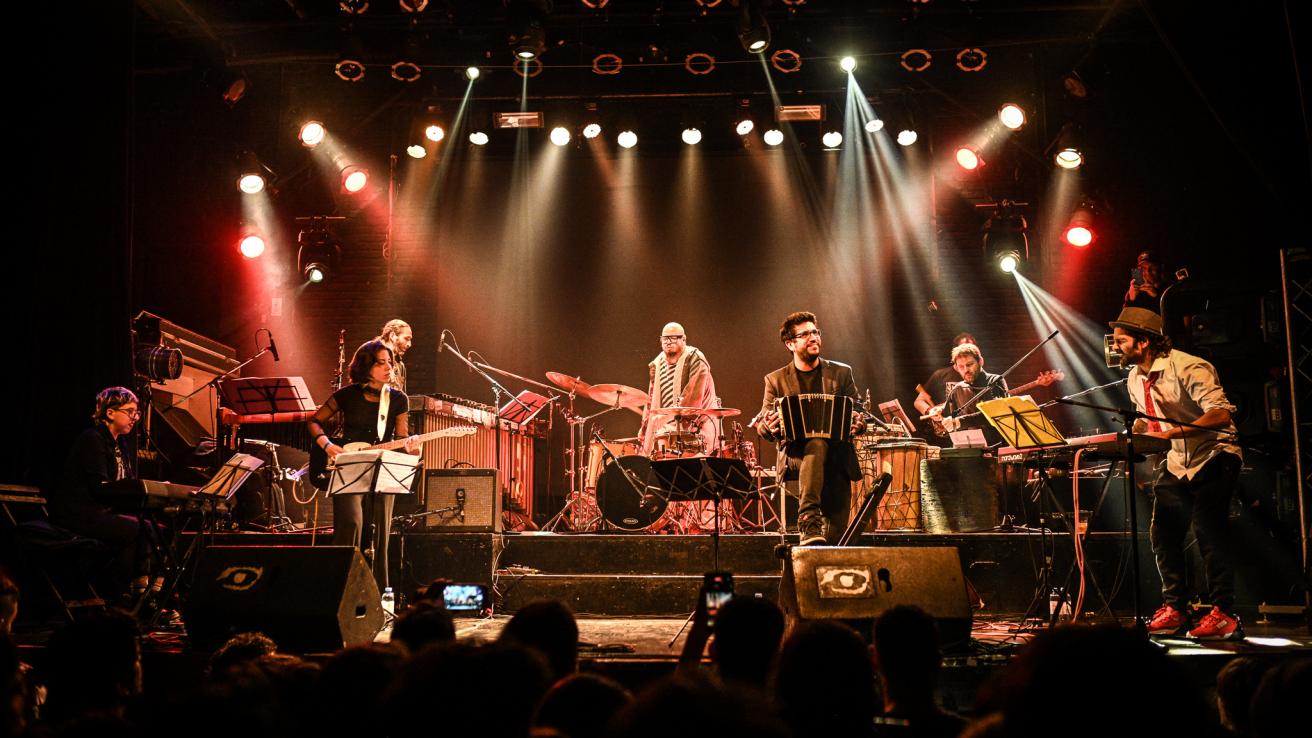 Músicos tocando en el escenario