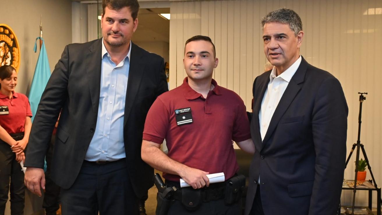 Burzaco y Macri - Reconocimiento a policías