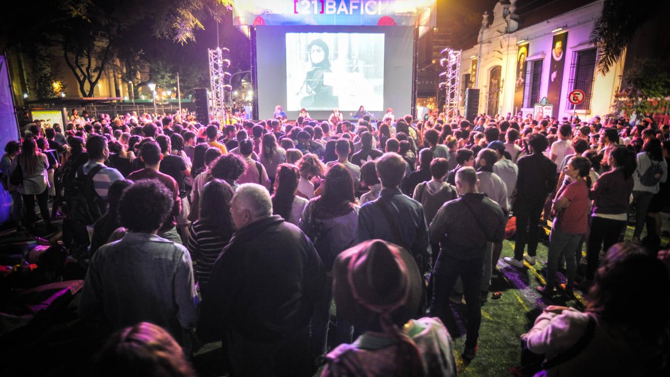 Pantalla de cine al aire libre