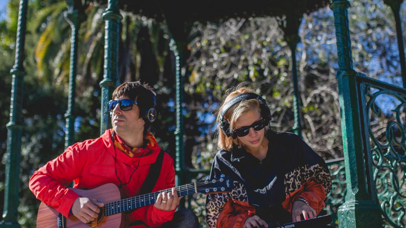 Dos personajes ejecutando instrumentos musicales