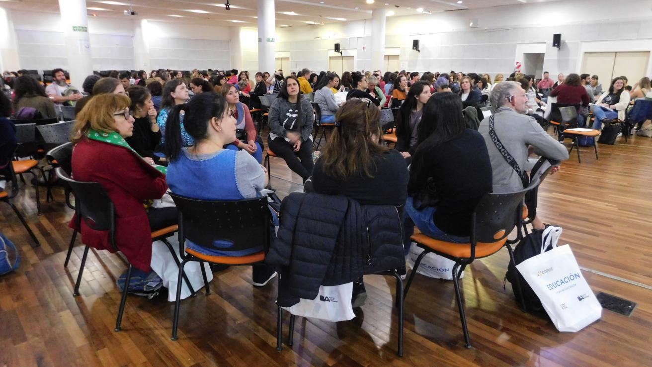 Imagen de los docente realizando una actividad en equipo 