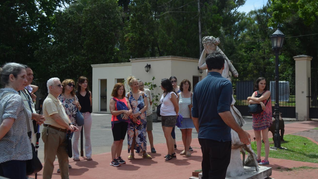 personas en una visita guiada recorriendo el MOA 