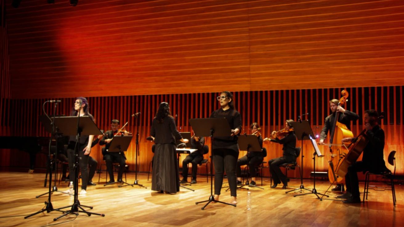 Orquesta sobre un escenario