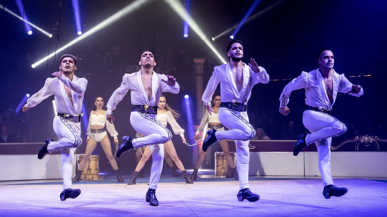 grupo de bailarines en escena