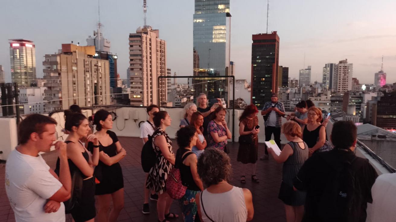 Gente en terraza del Massimiliano Bencich