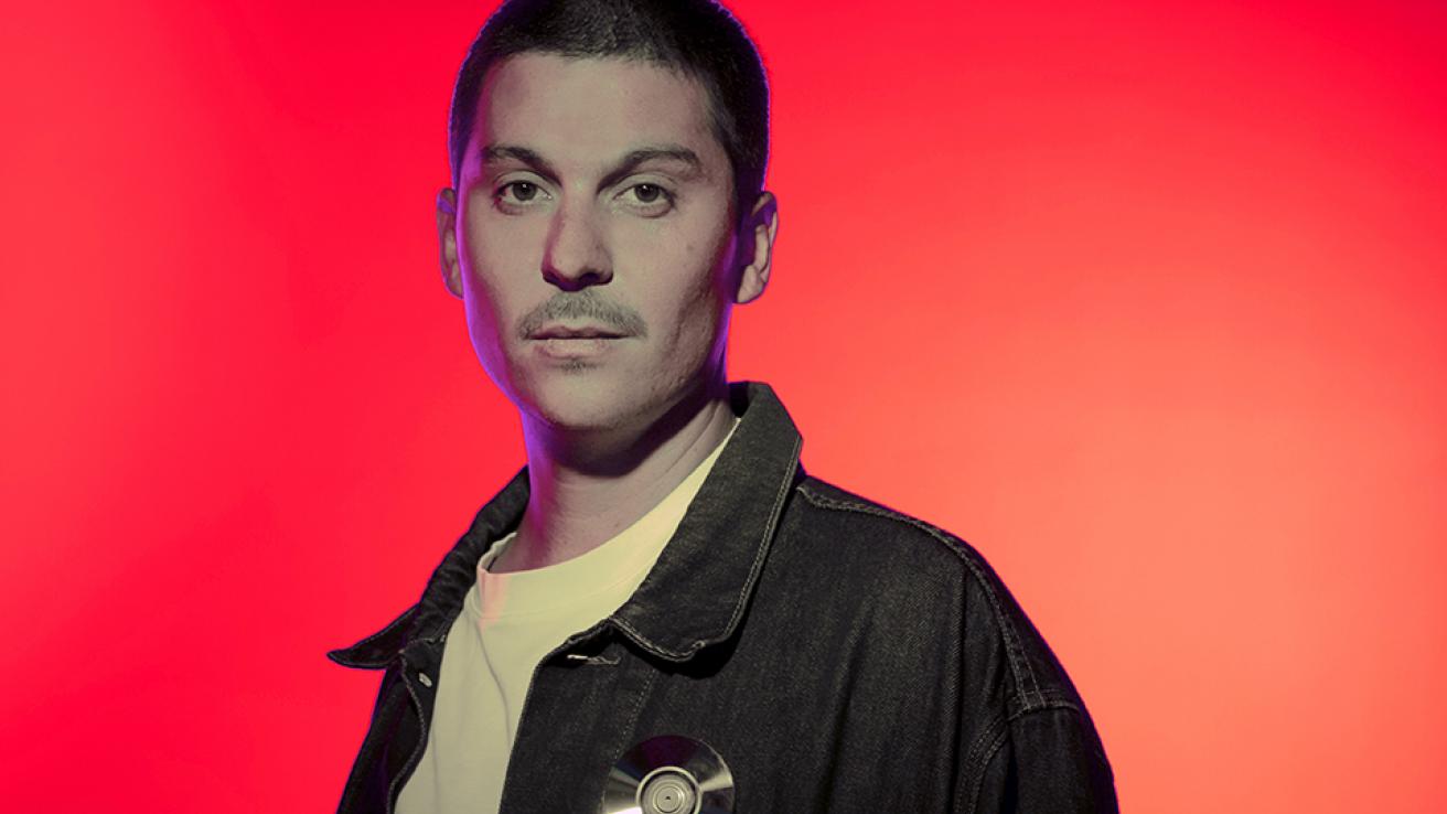 Retrato sobre fondo rojo del musico Santi Celli