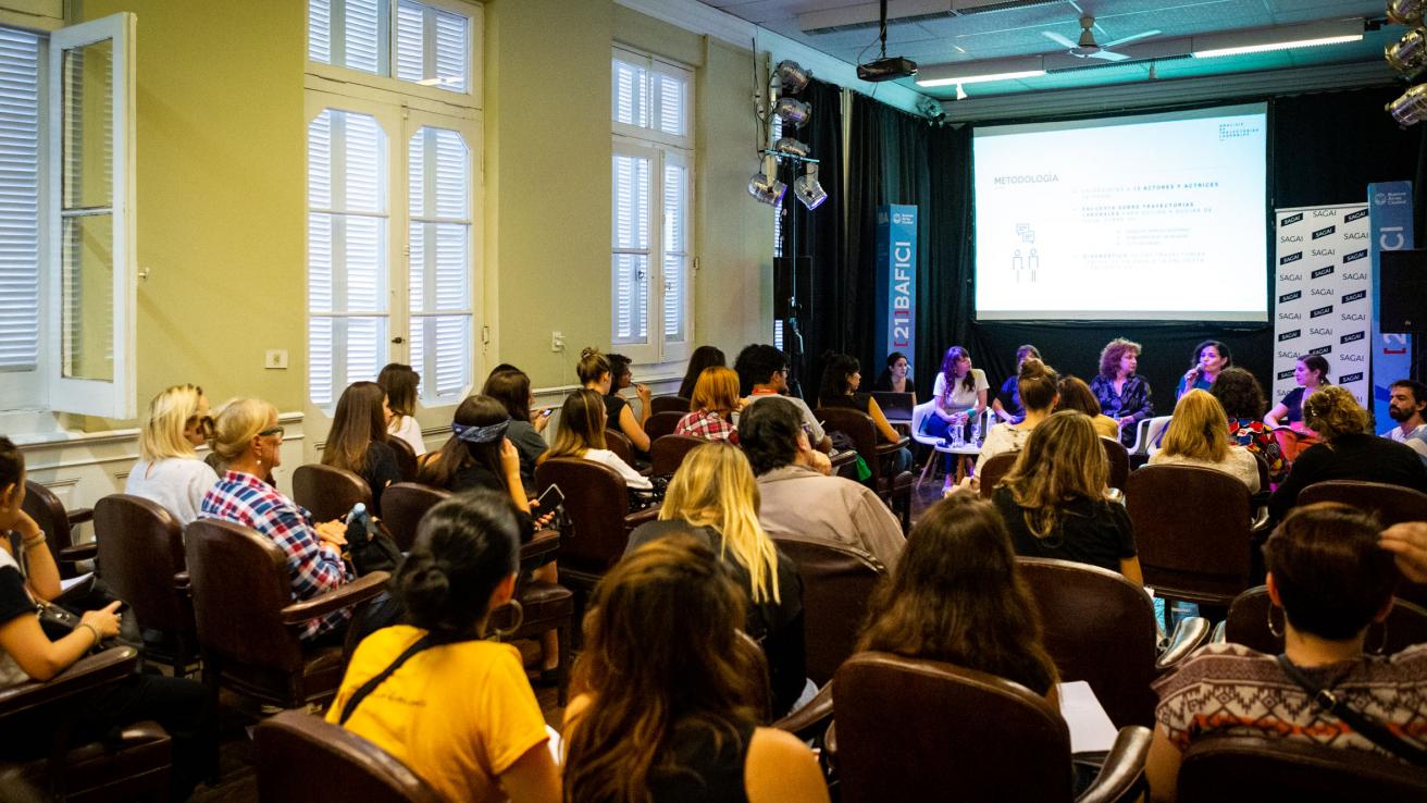 grupo de personas en una charla de BAFICI