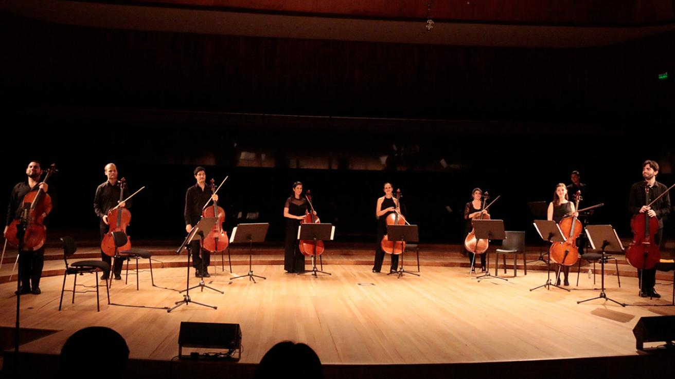 ensamble tocando sus instrumentos