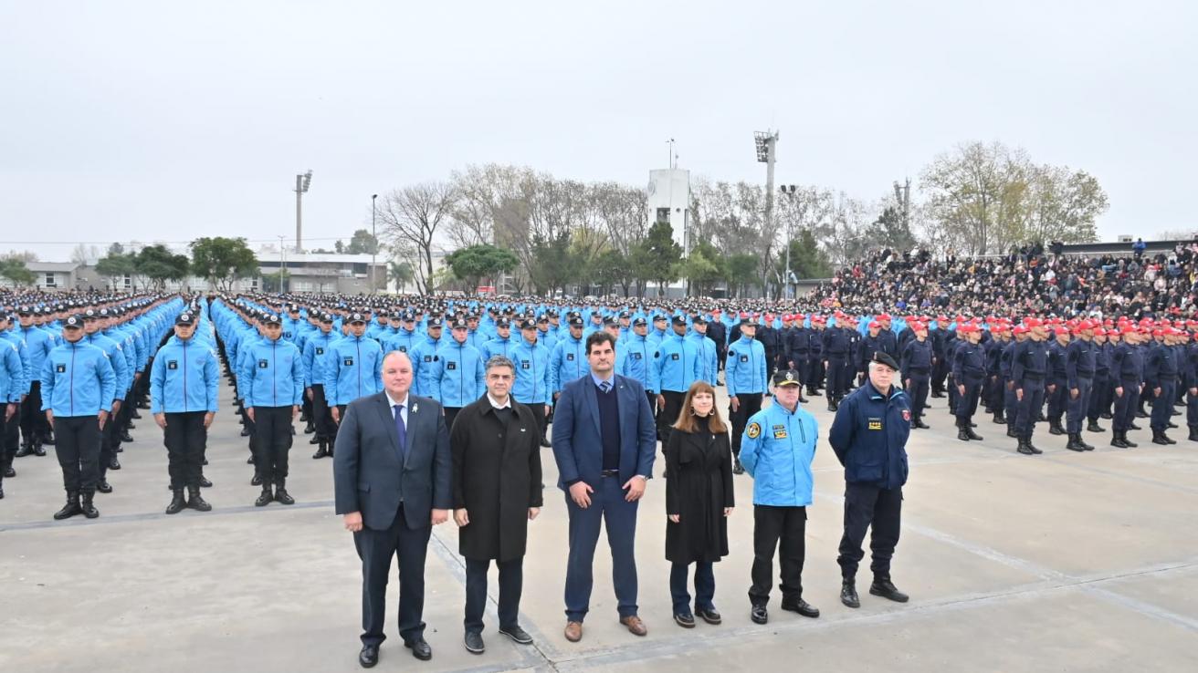 Cadetes de la Policía y Bomberos de la Ciudad juraron la Bandera
