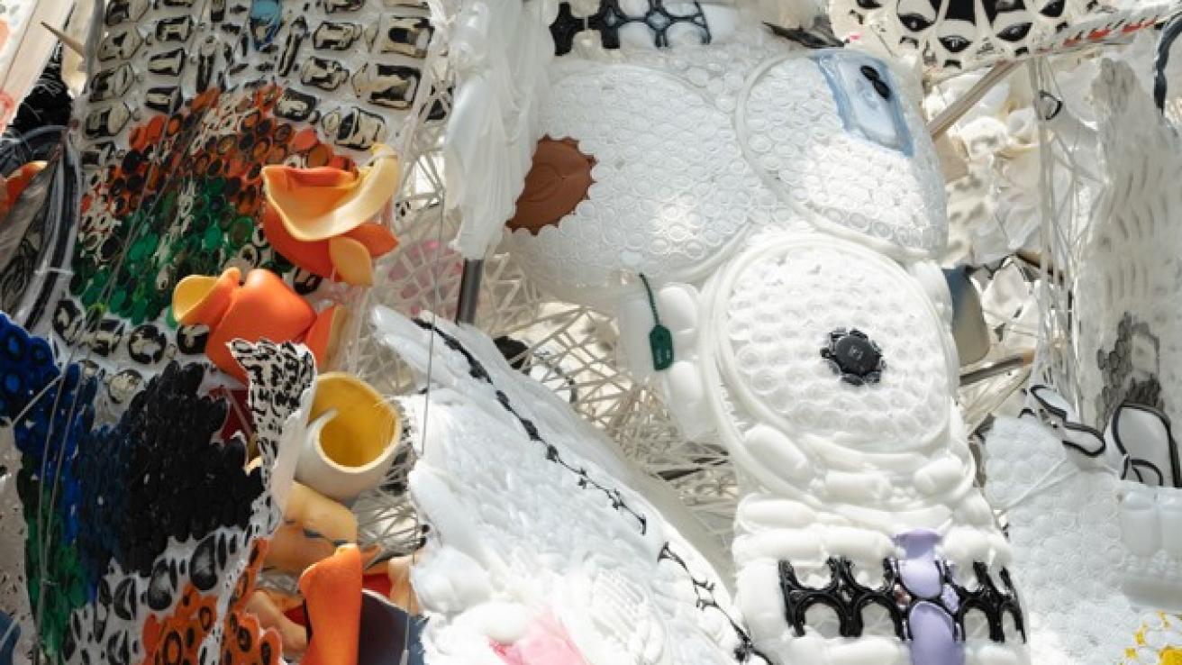 instalacion con materiales reciclados