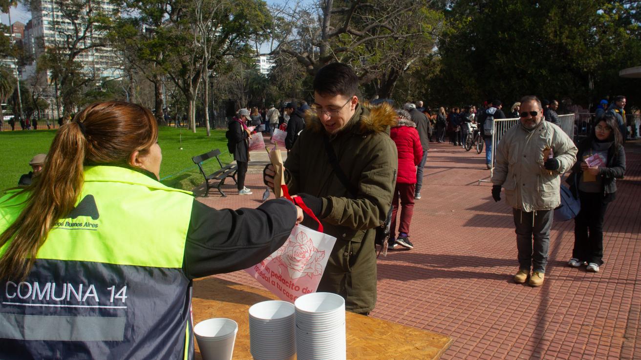Miles de vecinos van a Libertador y Sarmiento para llevarse un pedacito del emblemático jardín a sus hogares.