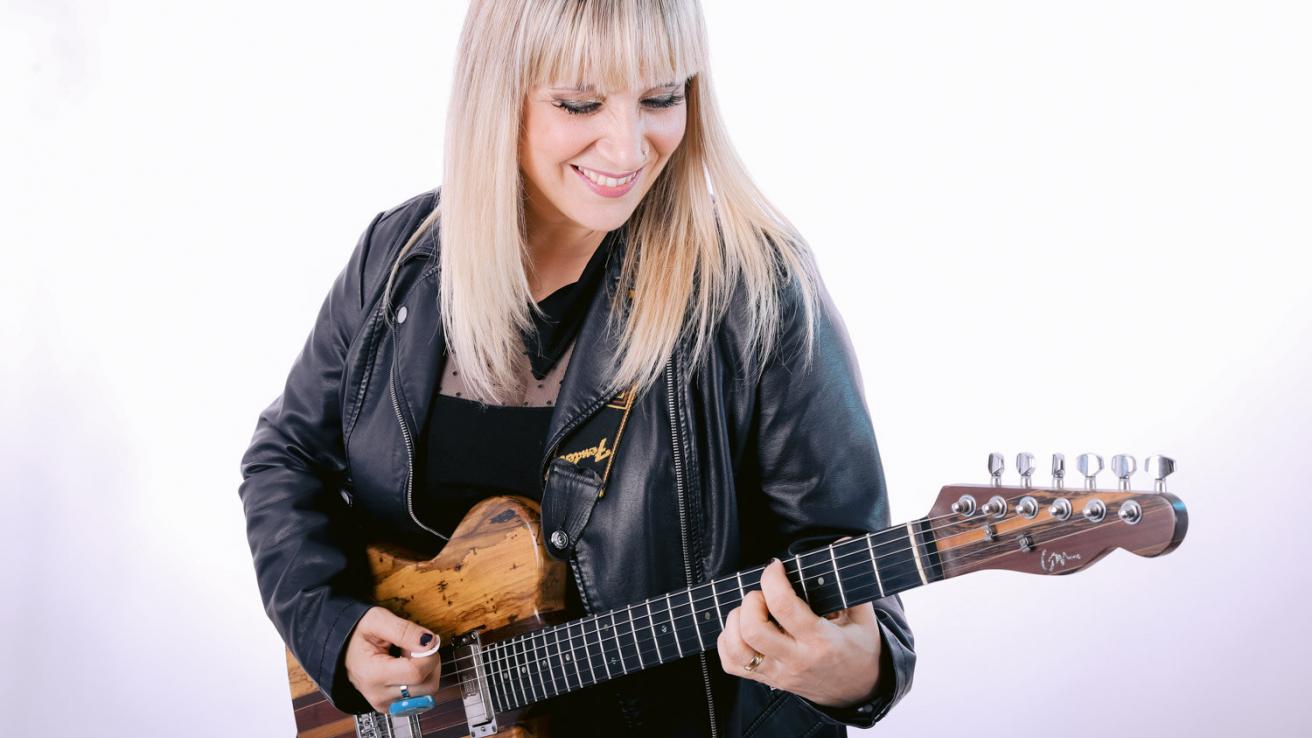 Cantante Coté tocando la guitarra