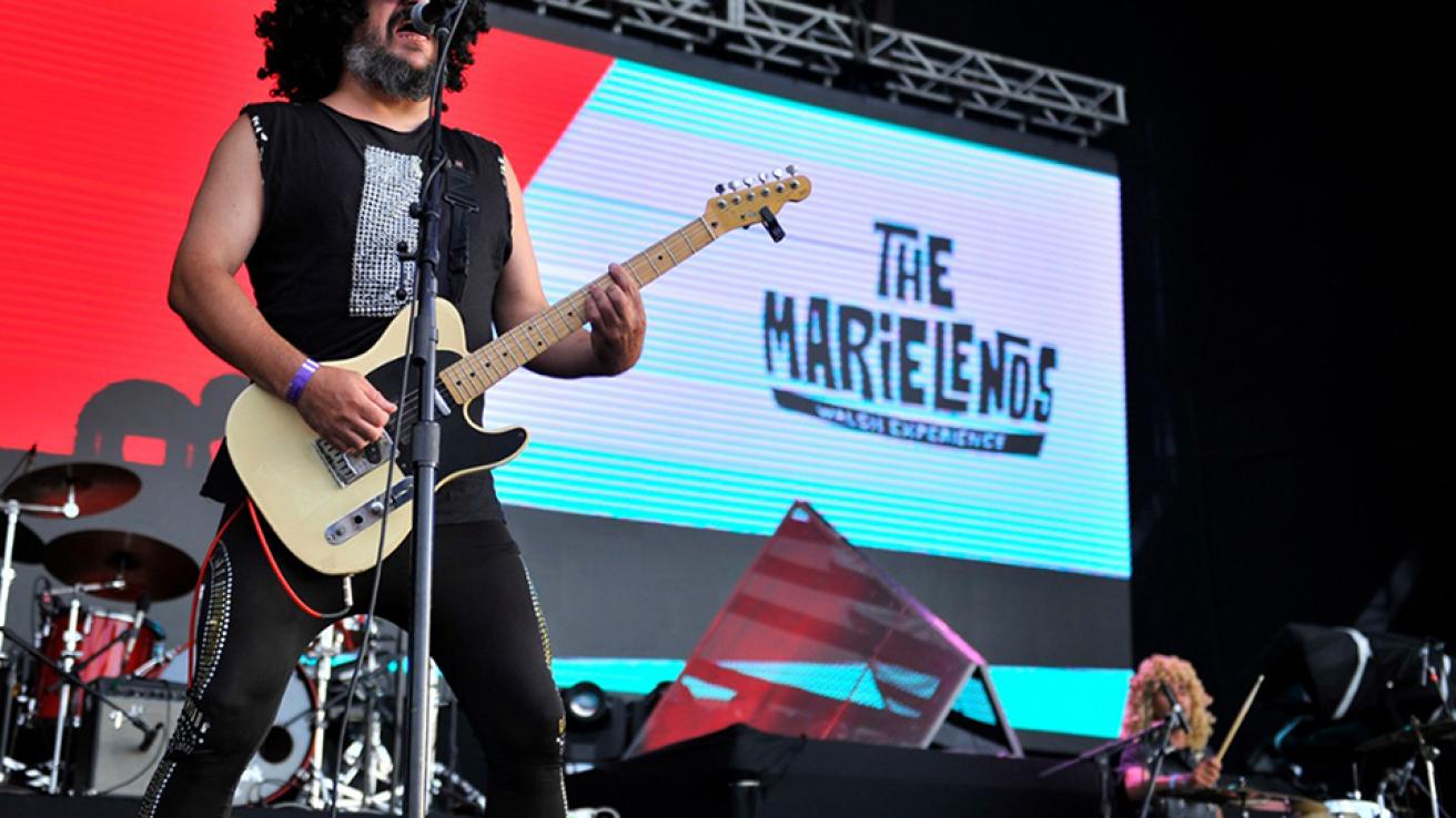Guitarrista y baterista de la banda The Marielenos tocando en el escenario