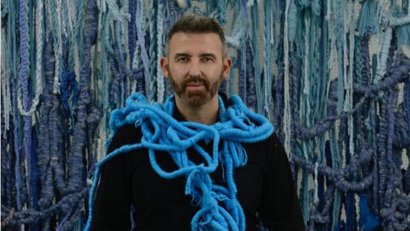 marcelo toledo posando con su obra