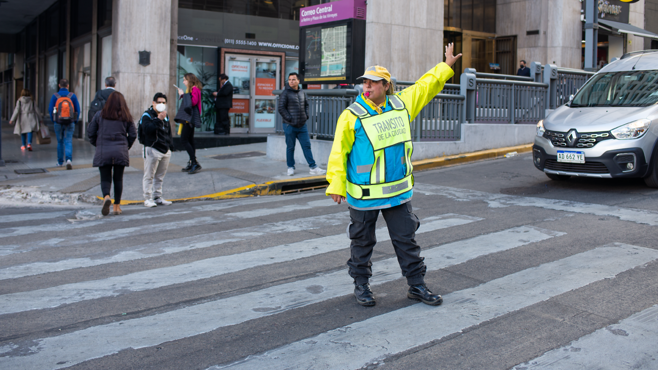 agente cortando calle