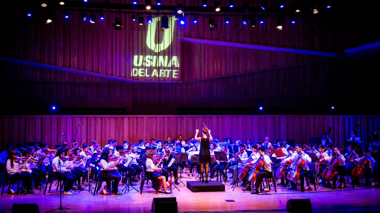 orquesta juvenil en escenario