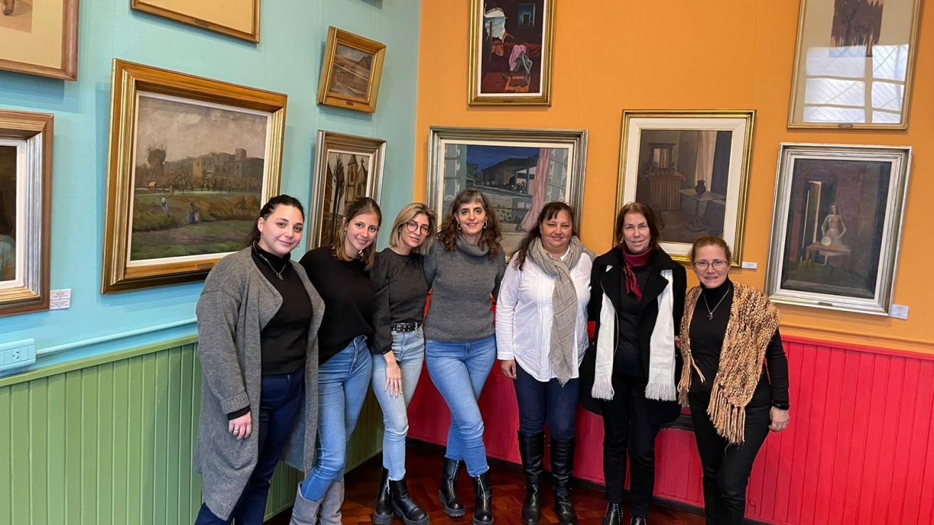 De derecha a Izquierda: Fernanda Dequi (Huellas de la escuela), Candela Gonzalez (Huellas de la escuela), Estefanía Pierri (Gestión Cultural) , Marcela Llul, supervisora de Ed. Plástica, Dania Lacovelli, supervisora de Ed. Plástica, Matilde Pirovano ( Coordinadora de Gestión Cultural), y Hebe Roux, supervisora de Ed. Plástica.