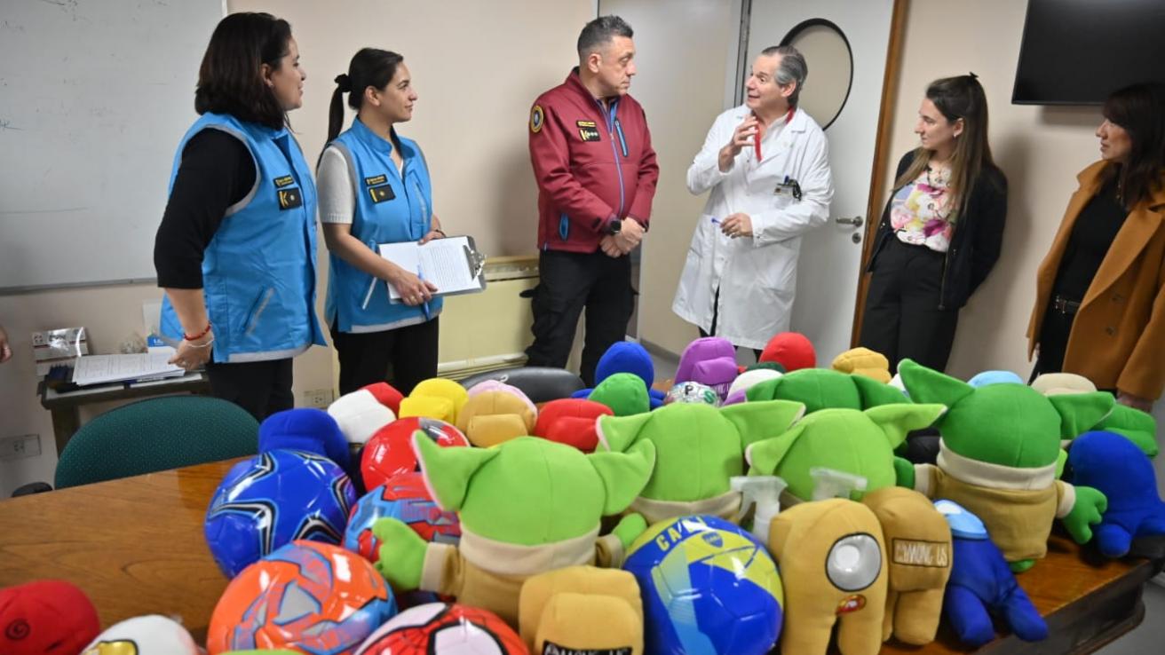 La Policía de la Ciudad entregó al Hospital de Niños “Pedro Elizalde”, más de 600 juguetes que habían sido secuestrados en un operativo por venta ilegal y se encontraban bajo una investigación.