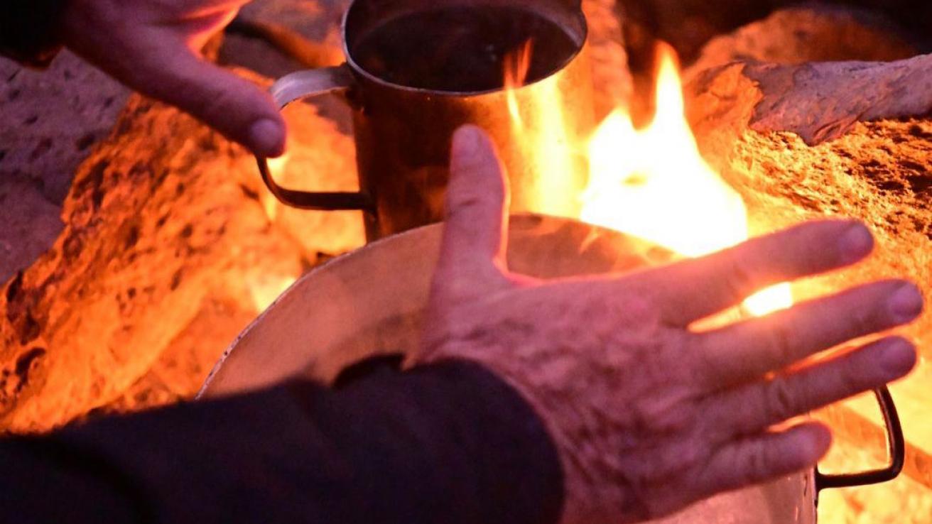manos cerca de una fogata