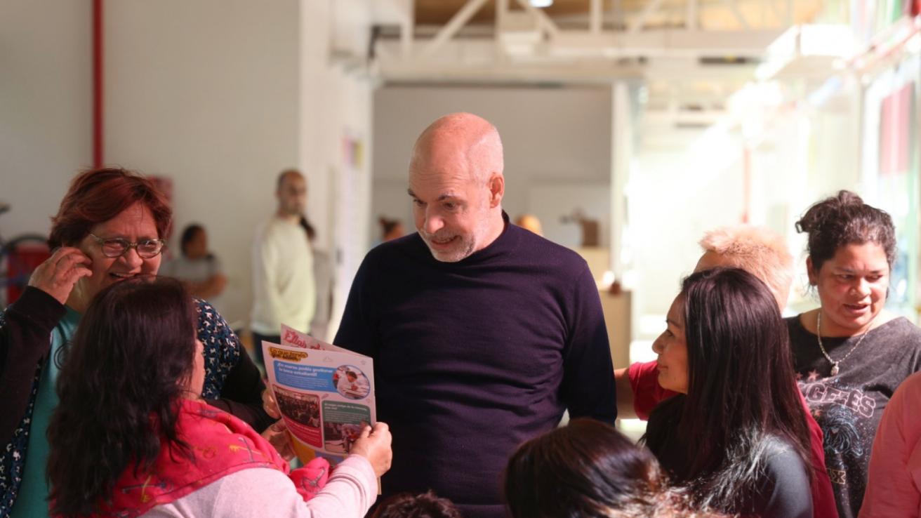 Rodríguez Larreta recorrió las nuevas viviendas del Barrio Mugica y conversó con vecinos en el Centro Comunitario