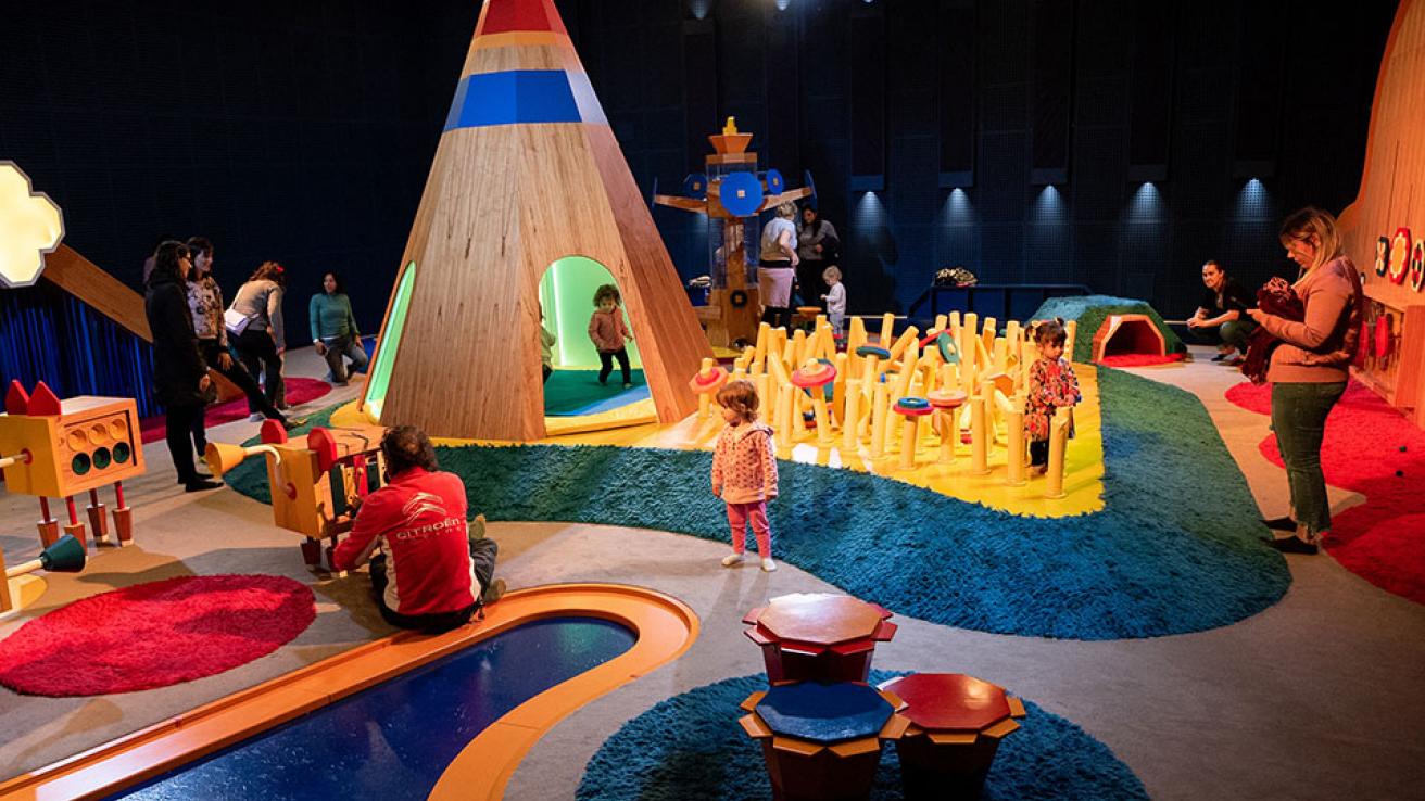 grupo de adultos y niños jugando en el espacio iupi de la usina del arte
