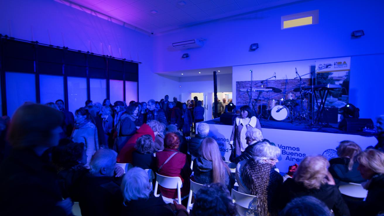  Auditorio Larreta. Vista de la platea del teatro con personas sentadas 