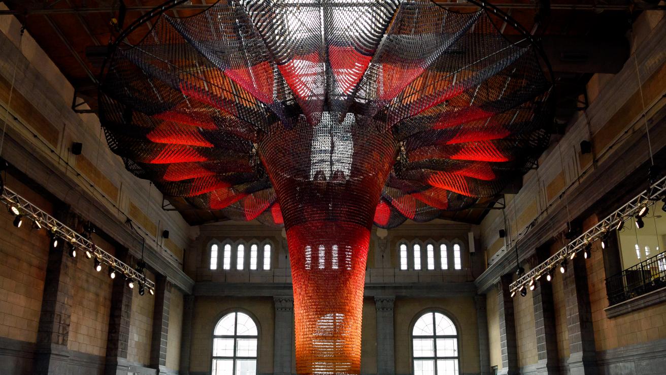Instalacion a partir de broches de madera de Martin Huberman en el Foyer de la Usina del Arte