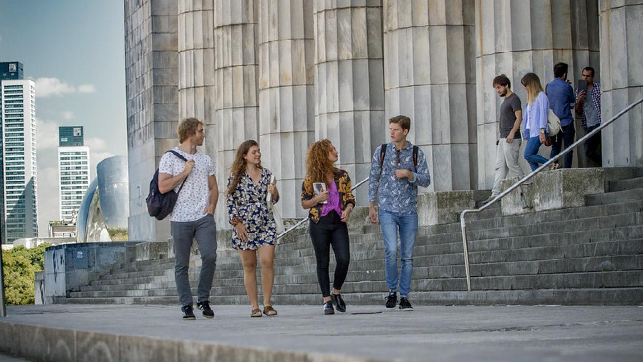personas en las escaleras de la facultad de derecho