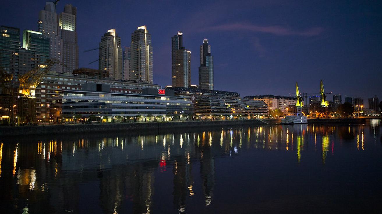 puerto madero de noche