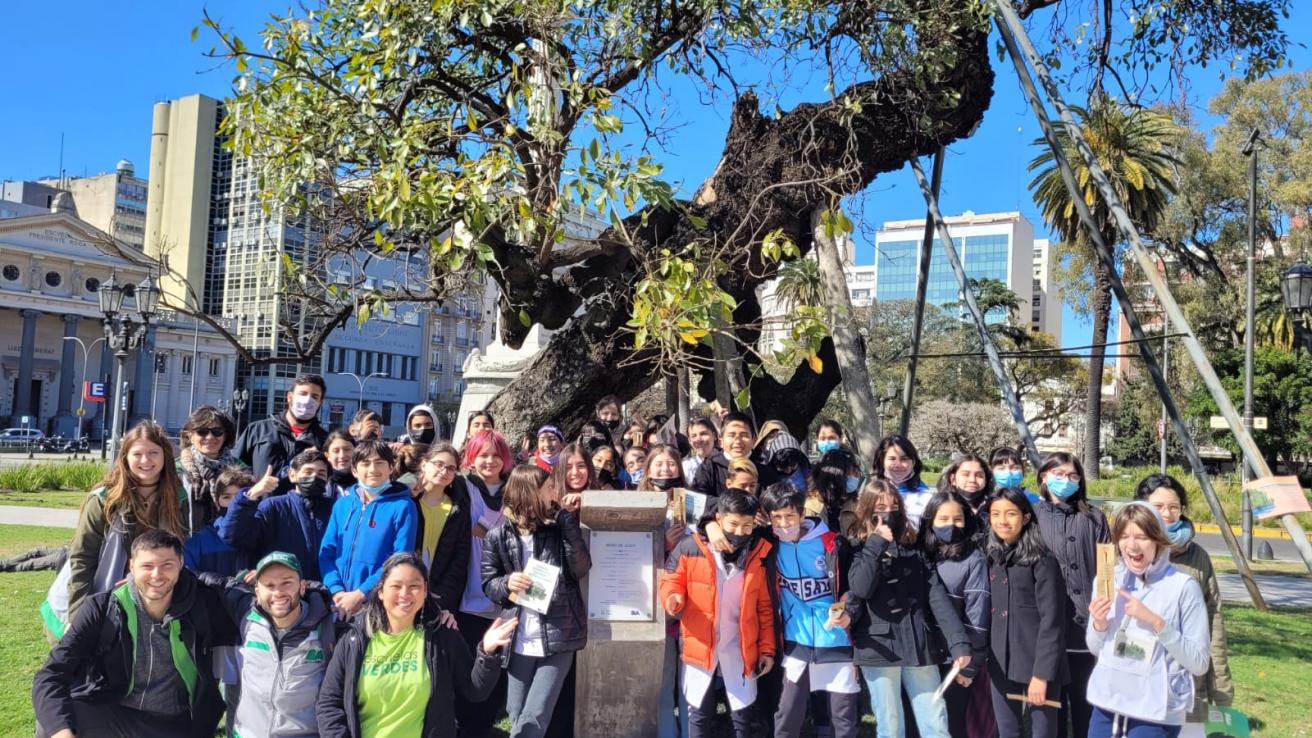 Foto grupal junto a un Ceibo emblemático