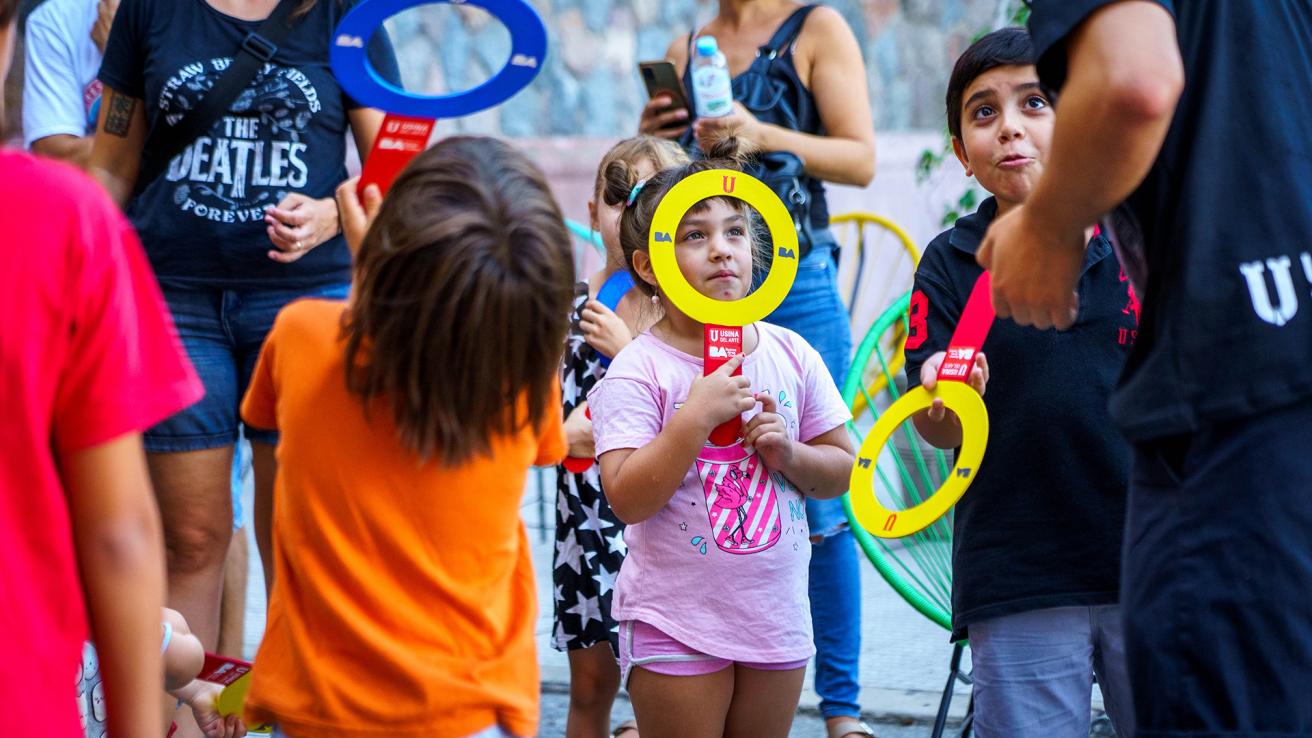 Niñas y niños recorren la Usina del Arte en la visita guiada Explora Usina