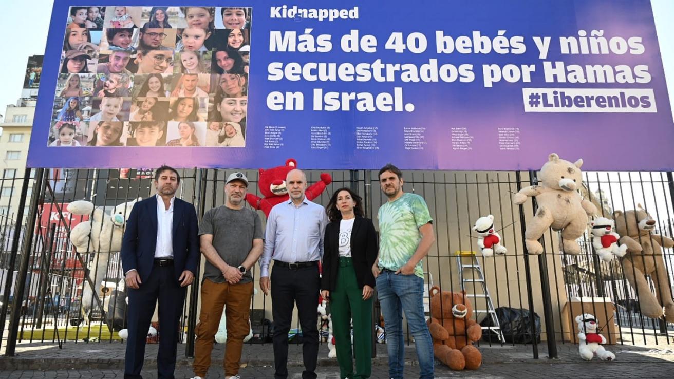 Rodríguez Larreta presenció la intervención multicultural que se hace en el Obelisco, donde la Ciudad reclama la liberación de chicos secuestrados por Hamas al cumplirse un mes del atentado terrorista en Israel