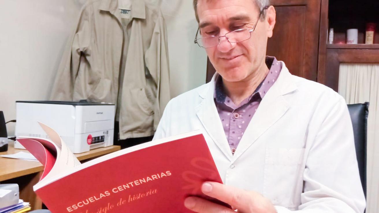 Las Escuelas Centenarias 1922- 2022 recibieron el libro en homenaje a su historia