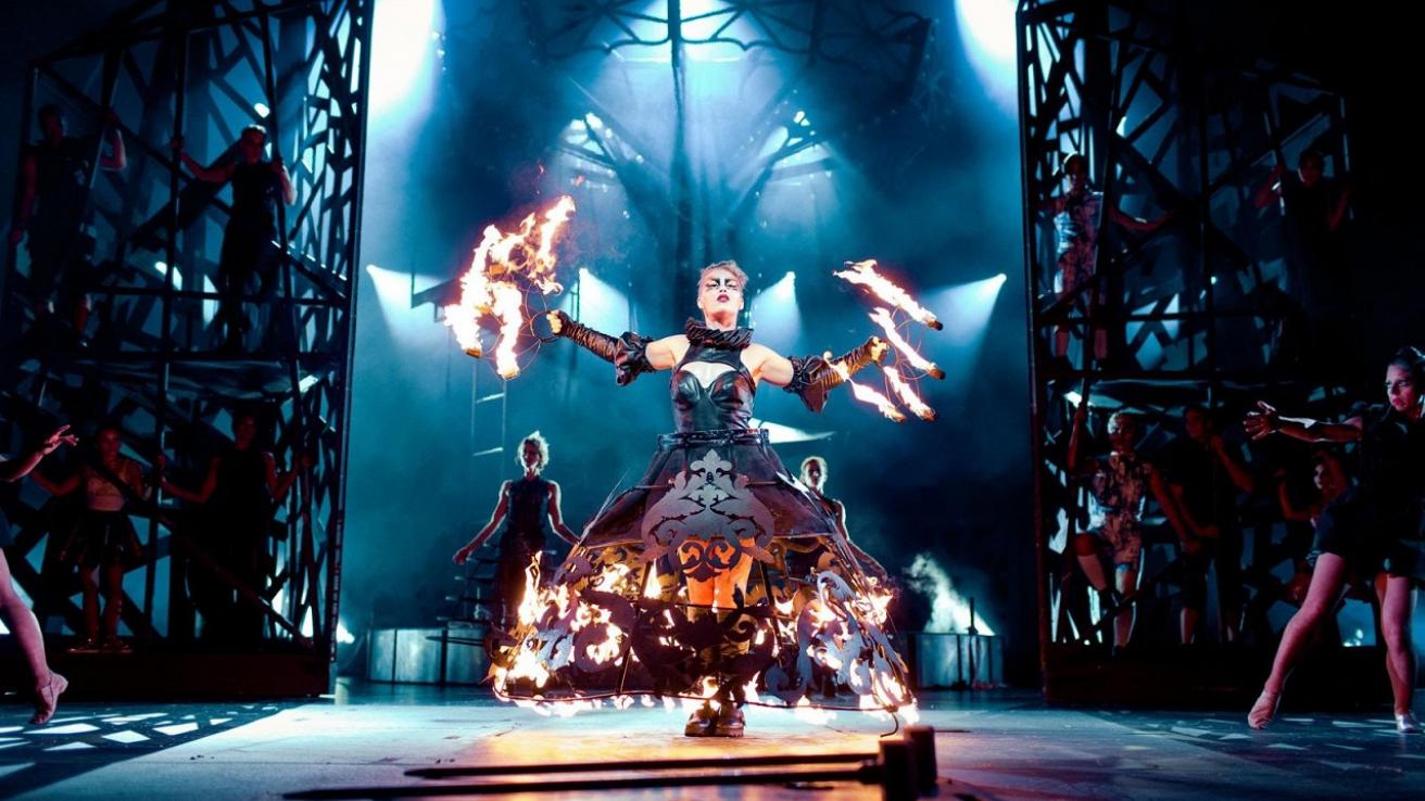 Imagen de el escenario con un grupo de circo llamado Innovacirco 