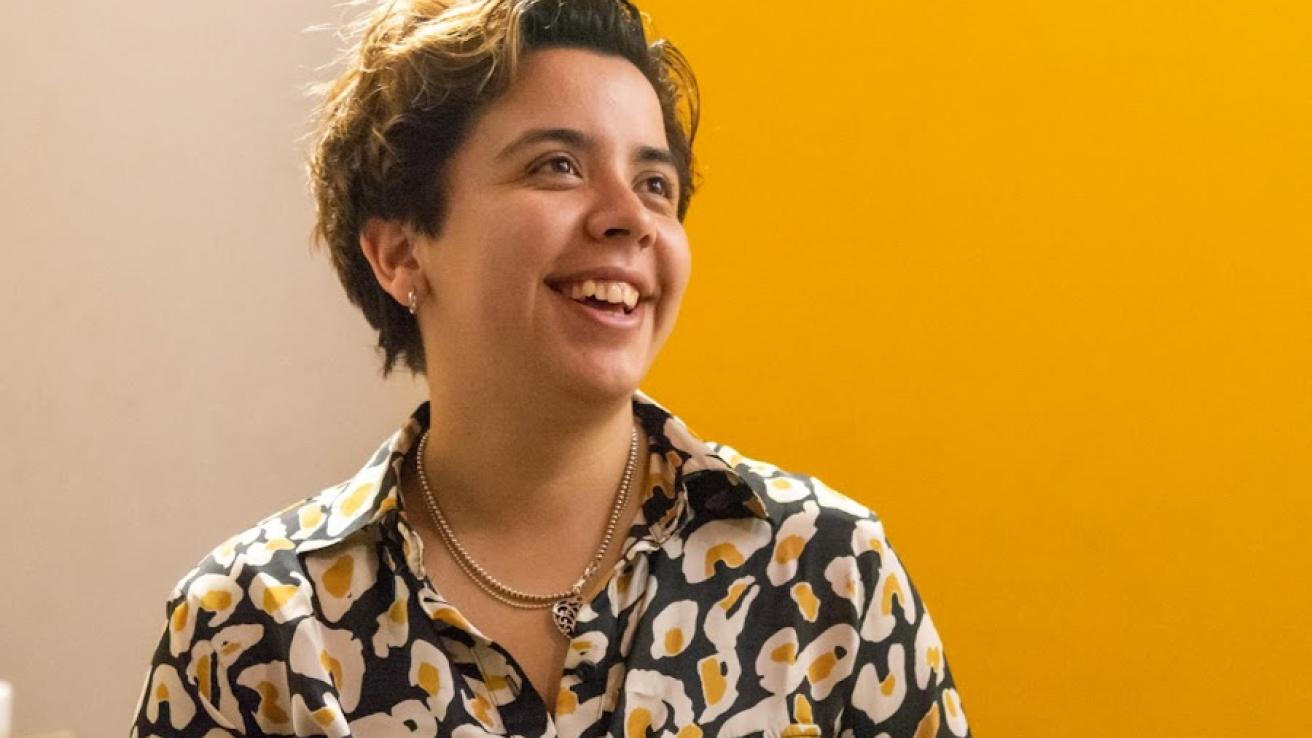 Imagen de la artista Milagros Caliva tocando el bandoneón